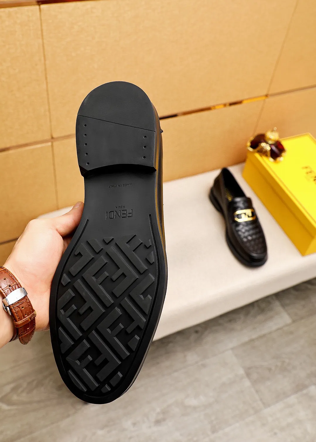 Men's shoes 💰460 💐 Product trademark: FENDI [Fendi] casual leather shoes Regular size: 38-44 (45🉑️customized) Product materials: Selected imported first-layer cowhide embossed upper + luxury hardware buckle, imported cowhide lining. Strong three-dimensional visual effect, rubber outsole Color: 1⃣️color optional